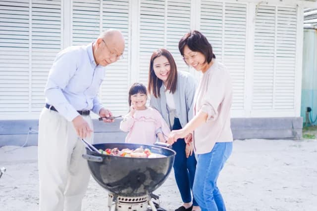 屋外で集まるご家族